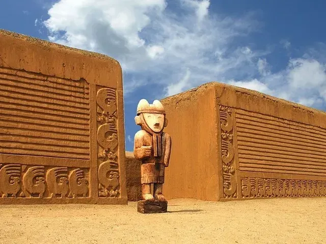 Pequeña figura de juguete de madera entre dos paredes de madera tallada bajo un cielo azul.