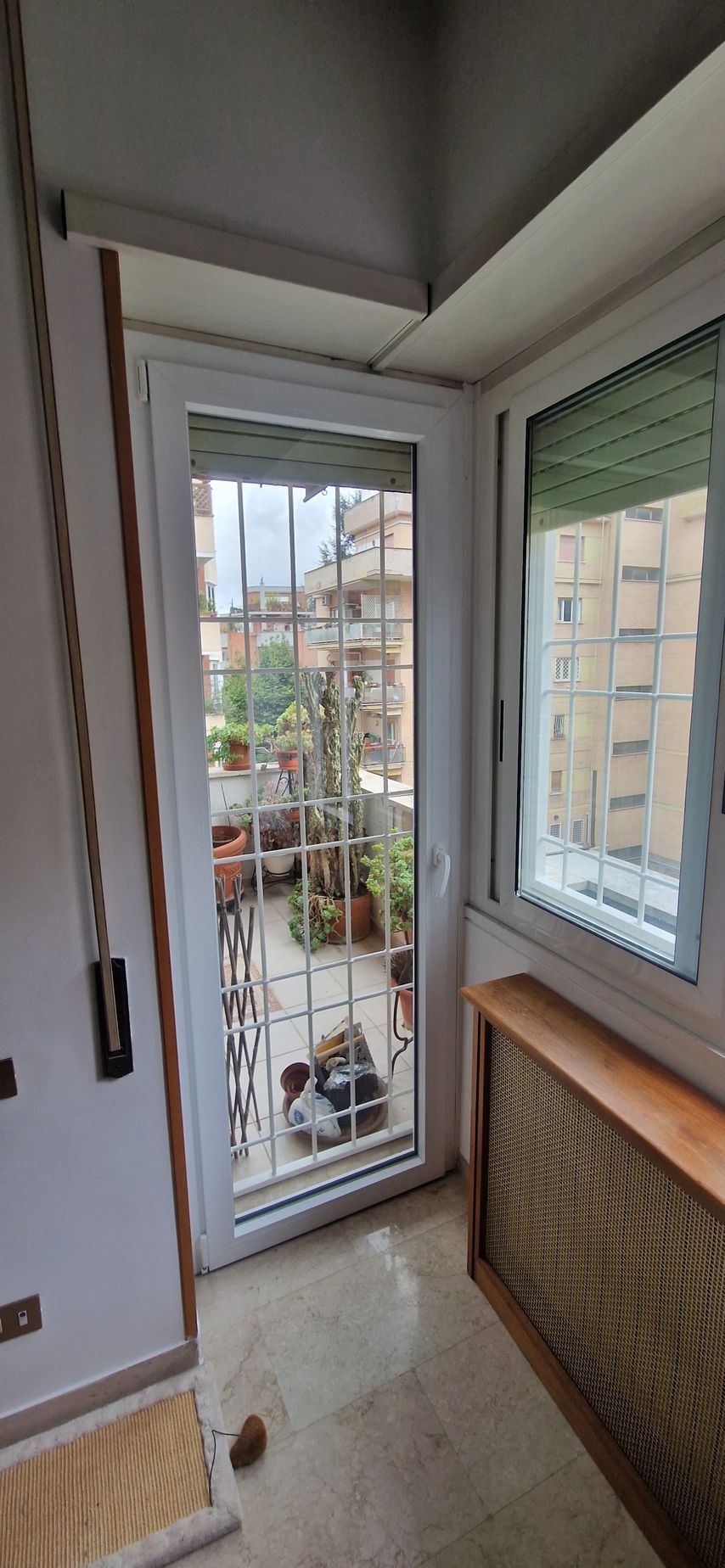 porta con inferriate e finestra