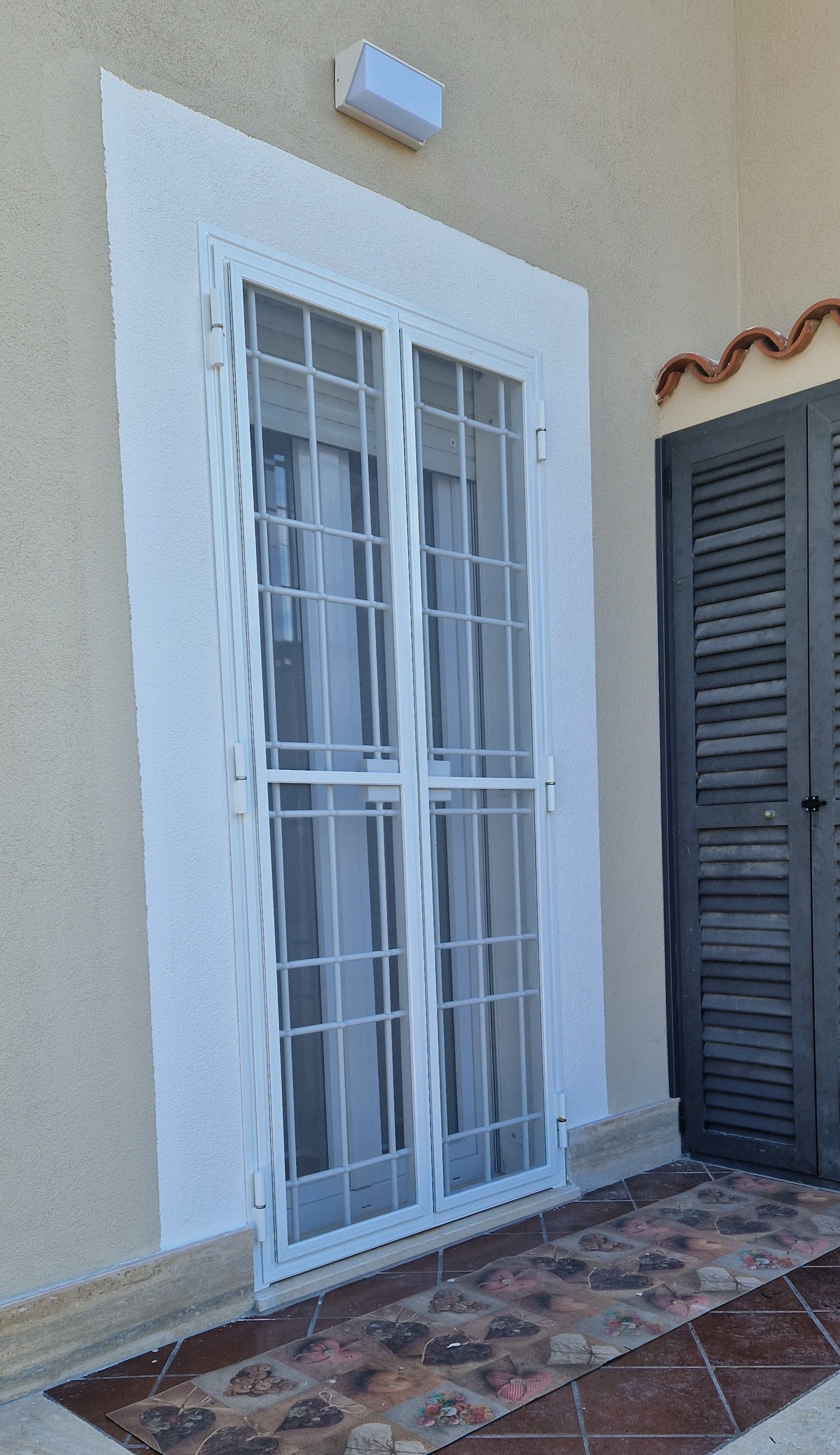 porta con inferriate