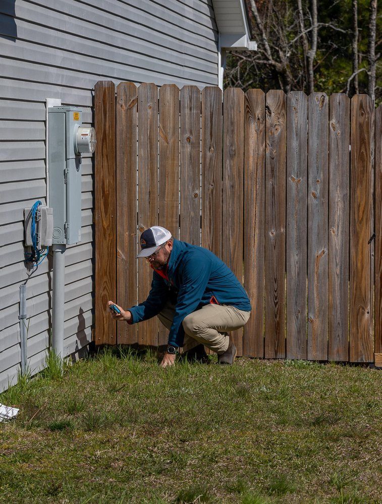 A wooden fence is sitting in the middle of a grassy field.