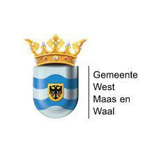 Een diagonaal patroon van rode, blauwe en witte strepen vult het hele kader.