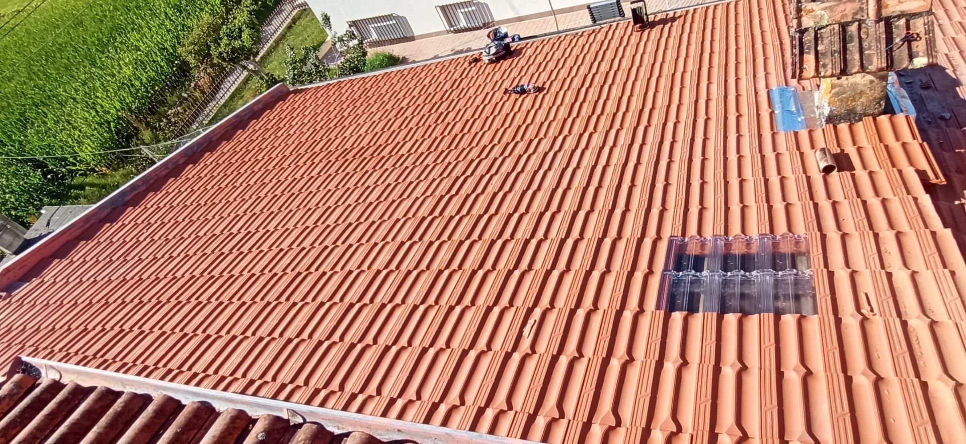 instalação+de+telhado+novo+brilhante+limpo