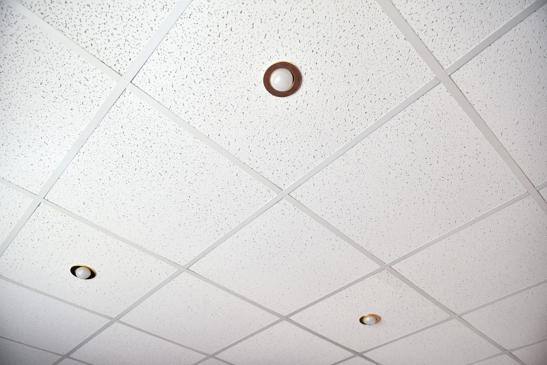 A ceiling with a circle in the middle of it
