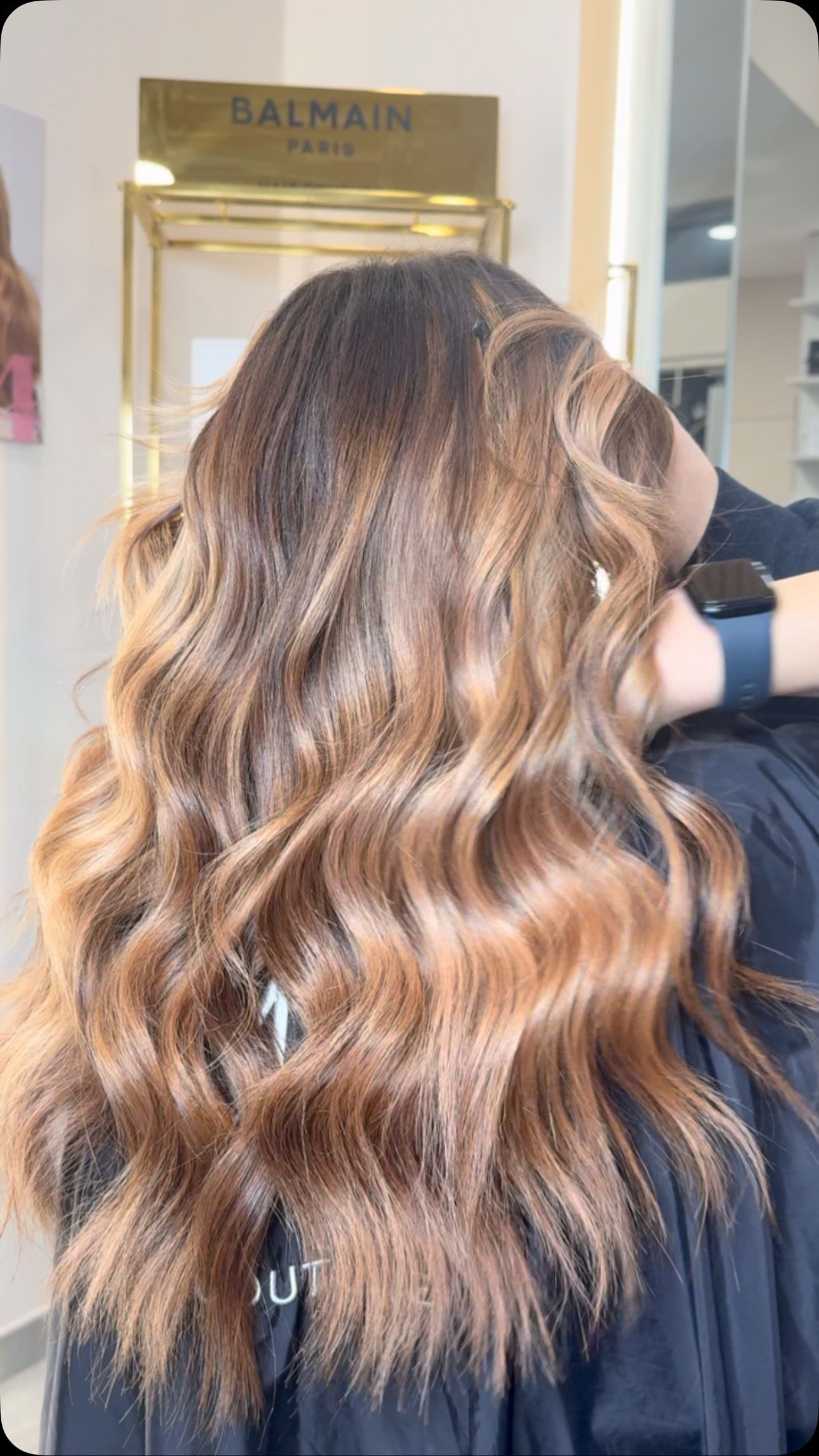 Una donna si sta asciugando i capelli in un salone.