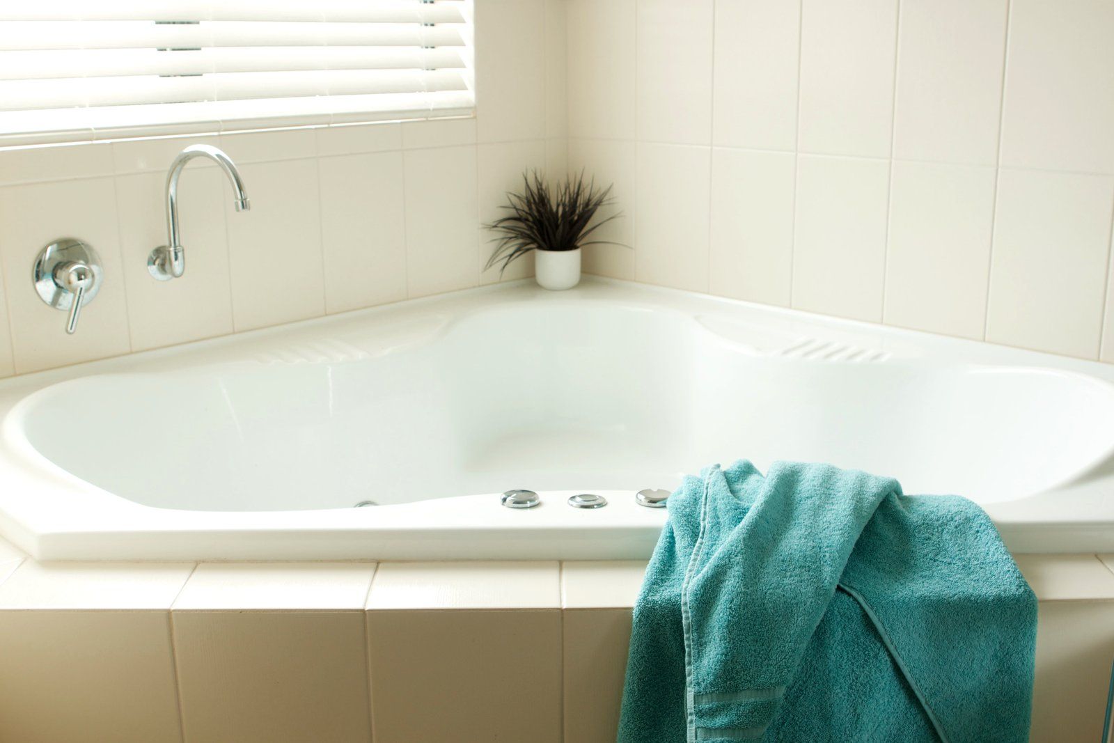 a nice looking bath tub