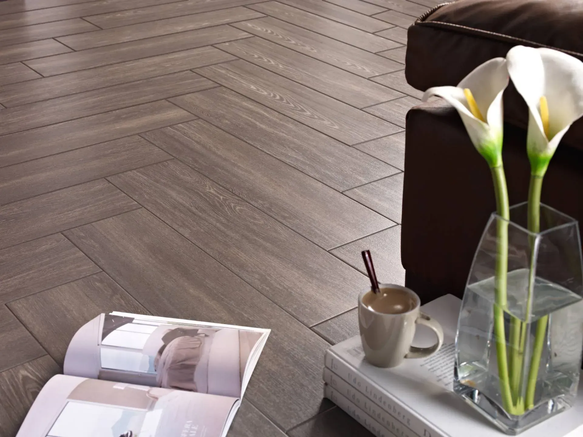 Pavimento in piastrelle effetto legno