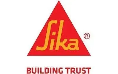 Logo Sika: testo arancione e triangolo su sfondo rosso, con la scritta 