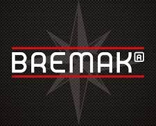 Logo Bremak con testo bianco su una striscia rossa, su sfondo scuro e strutturato, con motivo a stella.