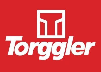 Logo Torggler: testo bianco su sfondo rosso, con una 