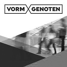 Een zwart-witfoto van een groep mensen die de trap af loopt.