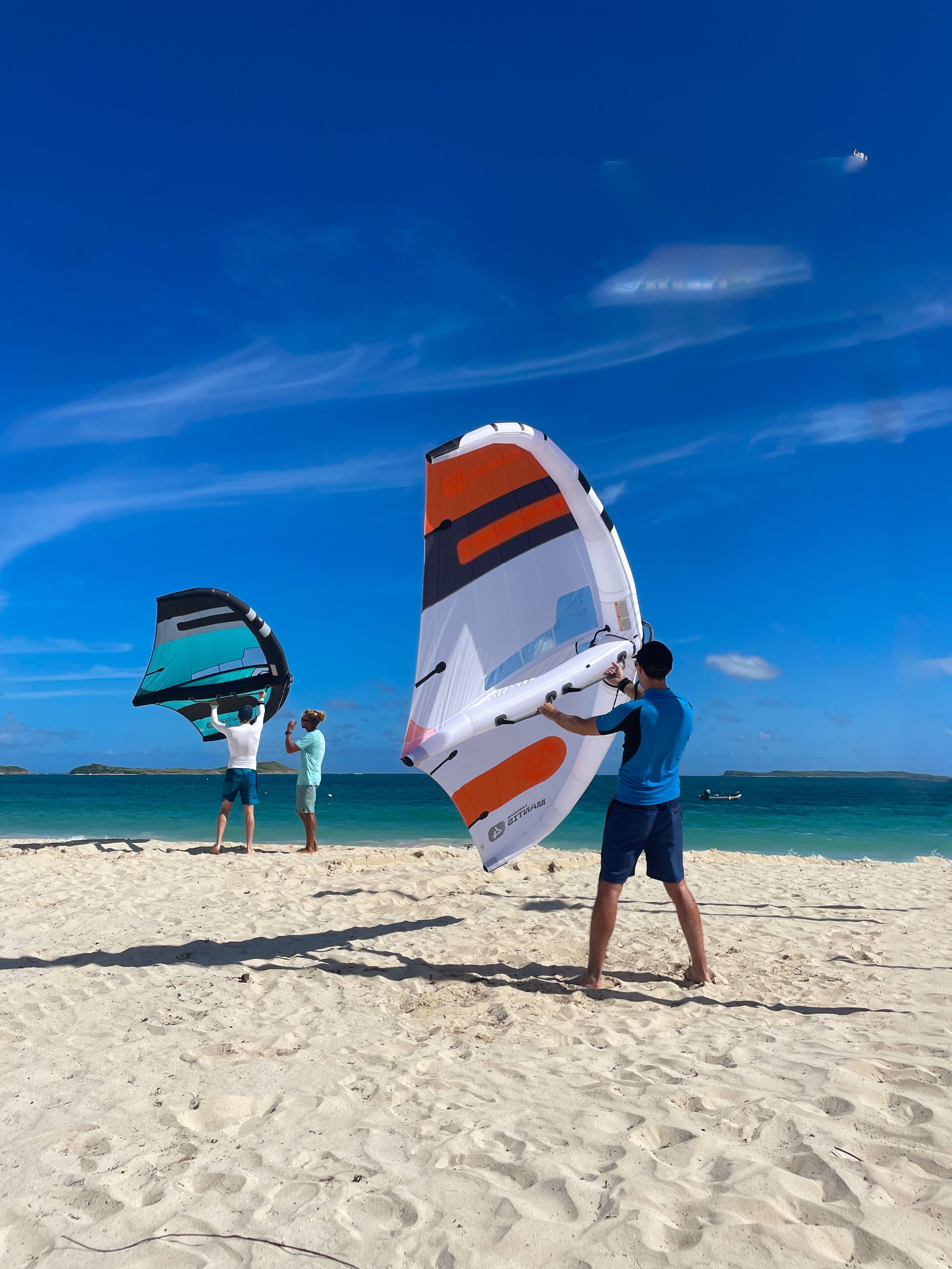 cours de wingfoil en duo avec le moniteur de voile. premier cours sur la plage
