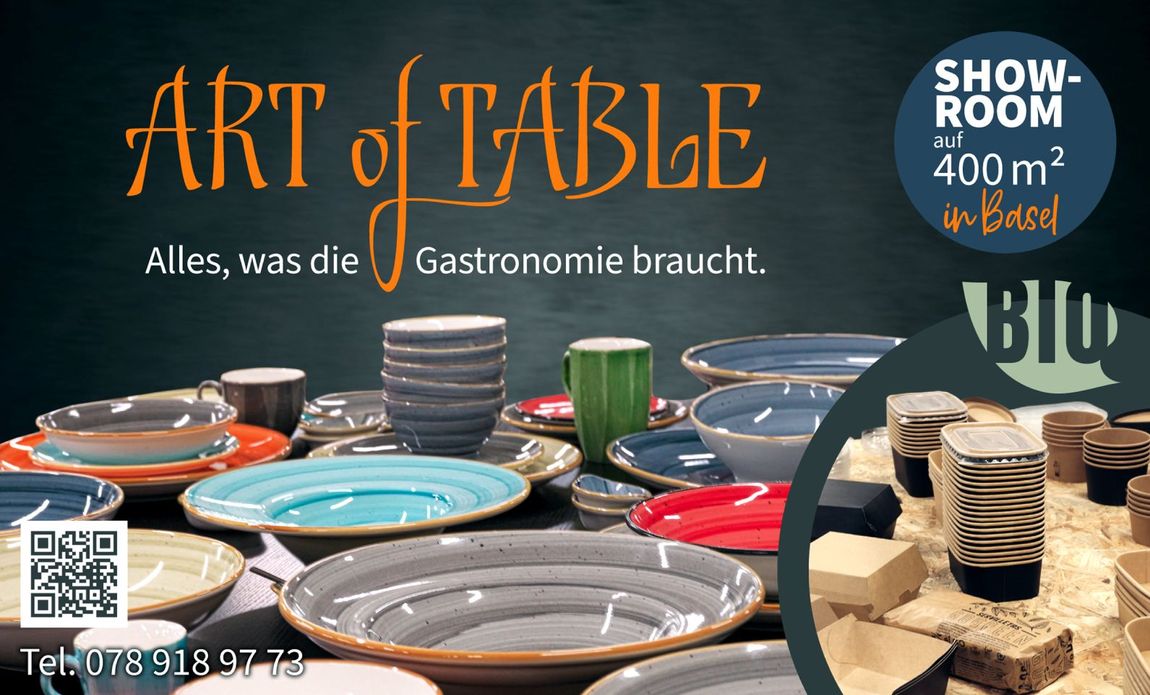 Eine Werbung für Tischkunst zeigt Teller und Tassen auf einem Tisch