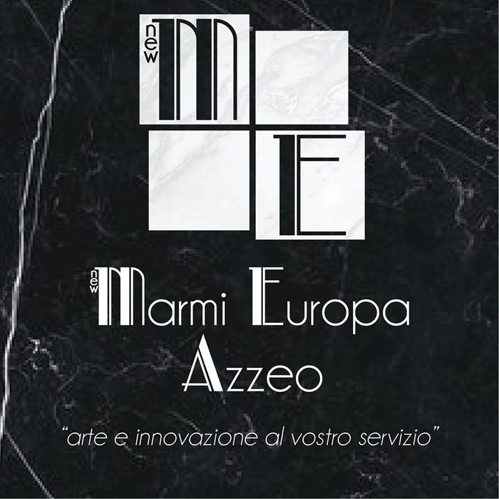 Logo per Marmi Europa Azzeo su sfondo di marmo nero, con scritte geometriche bianche e blocchi di design.