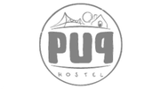 Logotipo do PYA Hostel em cinza com contorno circular e desenho estilizado de montanha acima do texto.