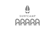 Logotipo da Surfcamp ARARA com um ícone de prancha de surf cinza acima de texto estilizado em fundo branco.