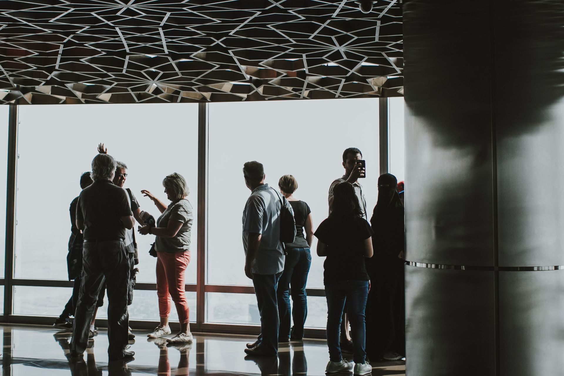 Executivo realizando check-in em hotel brasileiro em viagem de negócios