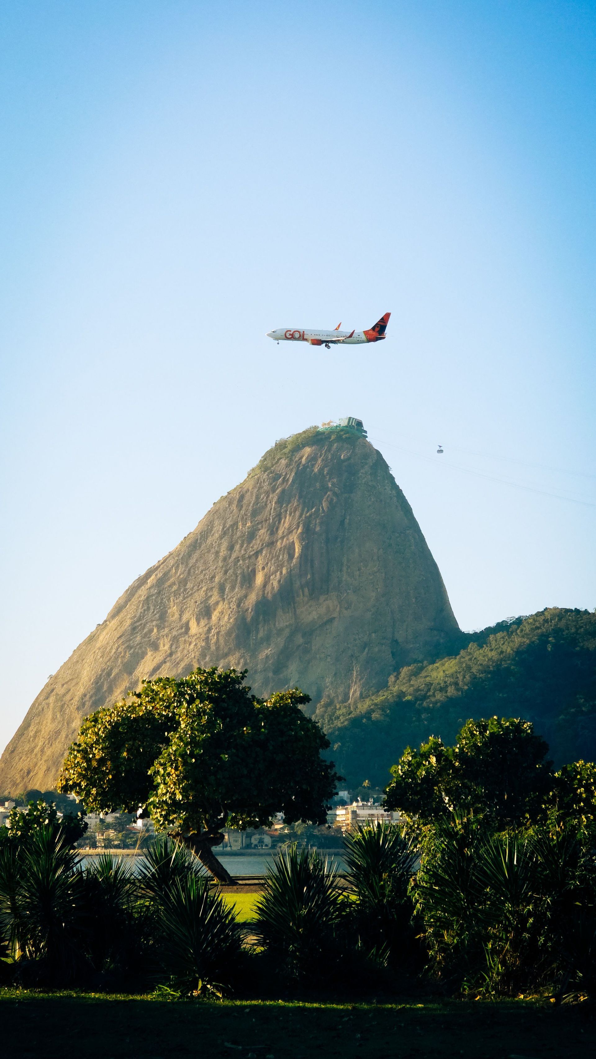 Fluxo de viajantes em aeroporto brasileiro simbolizando resiliência do turismo nacional em 2026