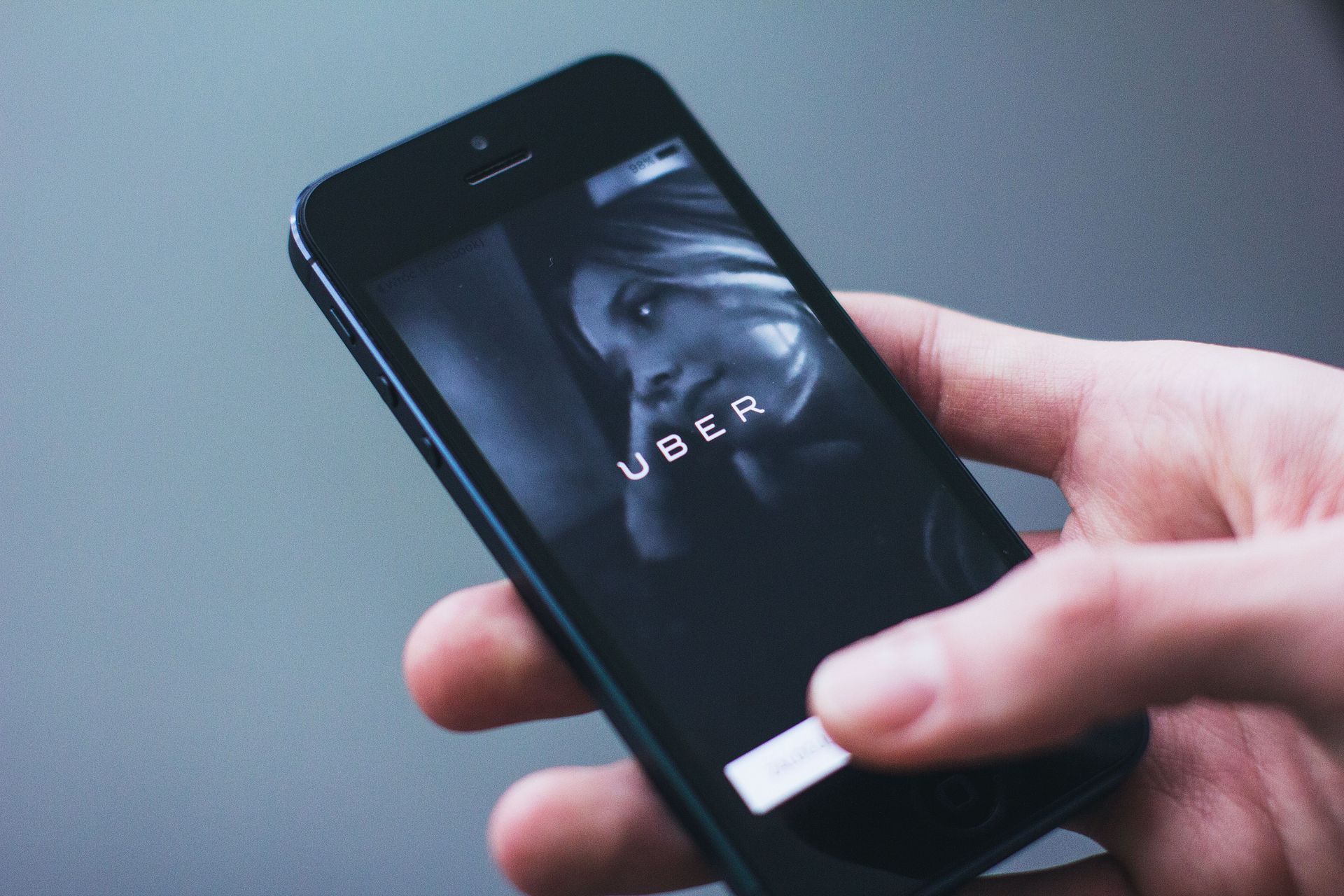 Pessoa realizando reserva de hotel pelo smartphone simbolizando a nova era dos superaplicativos