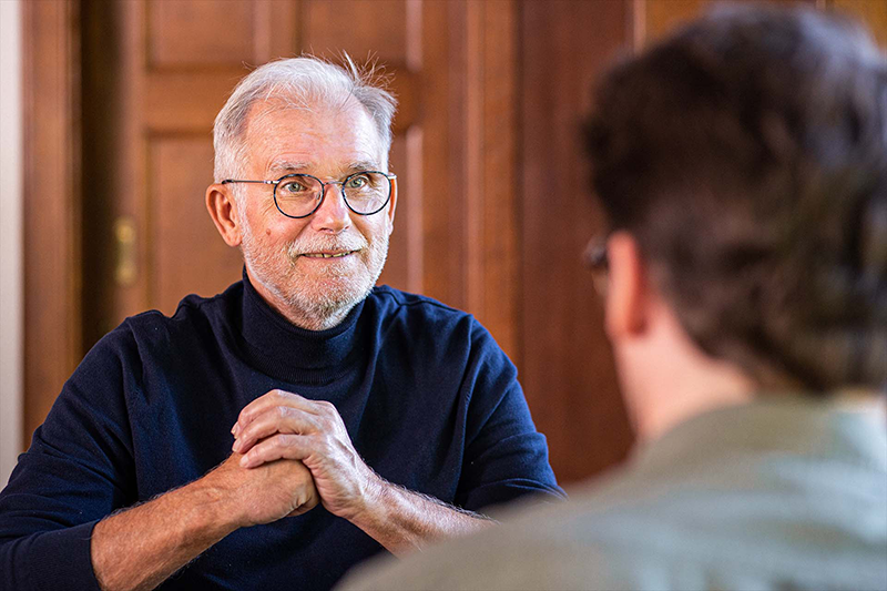 Verslavings- en herstelcoach Cees Franke tijdens een Herstelsessie aan het werk.