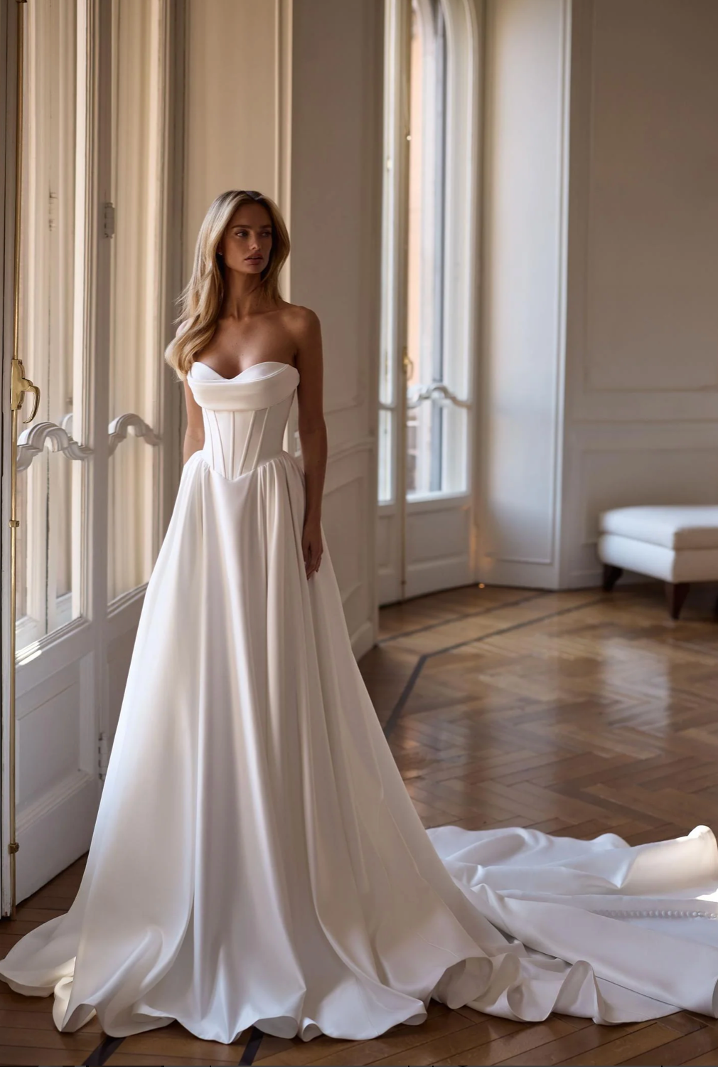 Nash van Madi Lane heeft een baskwast silhouet met geweldig bloemen kant, de jurk een mooie mix van plain en romantiek .Haar lijfje is ontworpen met een moderne, trendy piek-stijl halslijn met een sexy Cateye en aan de achterkant een mooie vetersluiting.