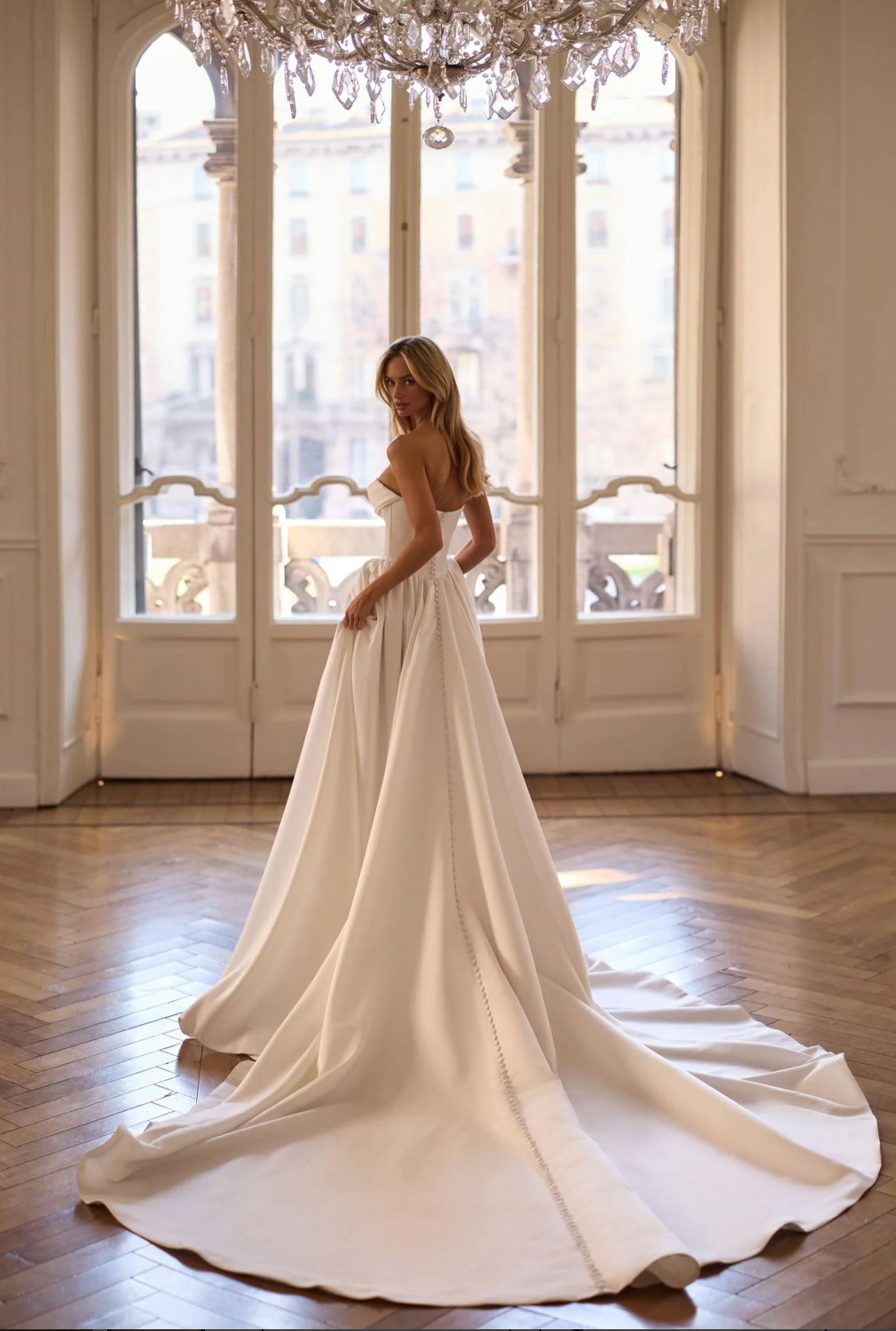 Nash van Madi Lane heeft een baskwast silhouet met geweldig bloemen kant is deze jurk een mooie mix van plain en romantiek .Haar lijfje is ontworpen met een moderne, trendy piek-stijl halslijn met een sexy Cateye en aan de achterkant een mooie vetersluiting.