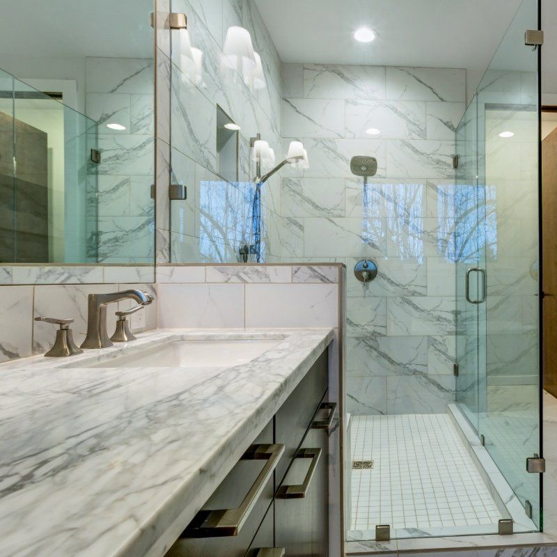 bagno in marmo bianco