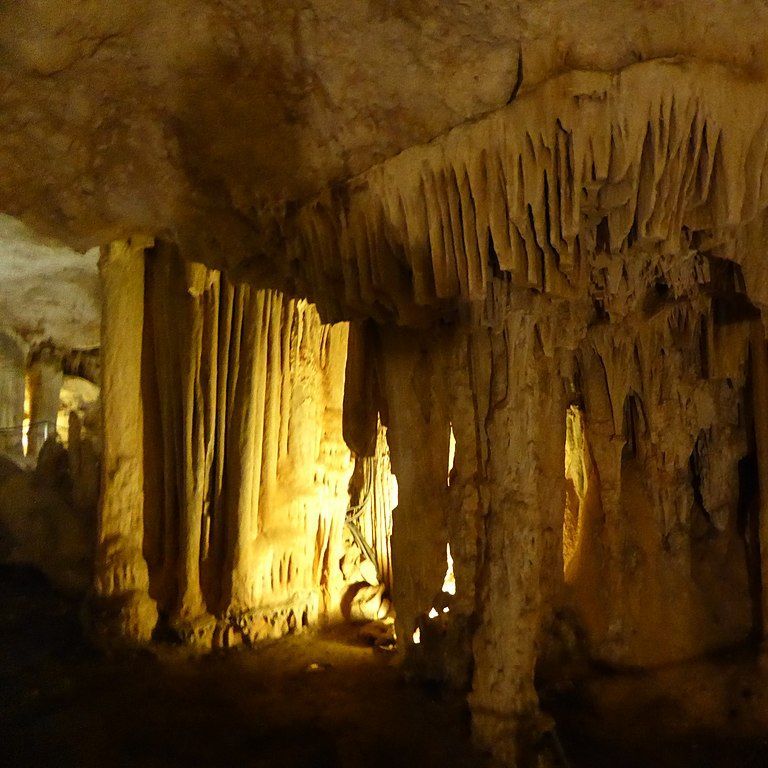 Una cueva con muchas rocas y formaciones.