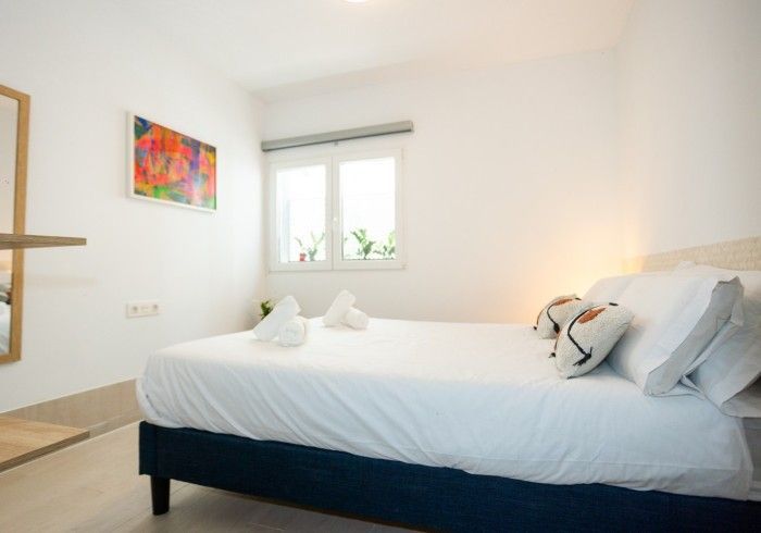 Un dormitorio con una cama grande y un espejo.