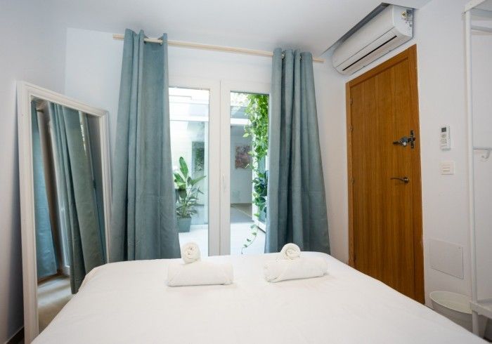 Un dormitorio con una cama grande y un espejo.