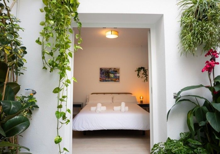 Un dormitorio con una cama y un cuadro en la pared.