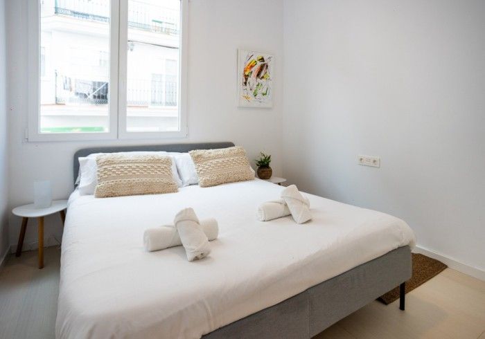 Un dormitorio con una cama grande y una ventana.