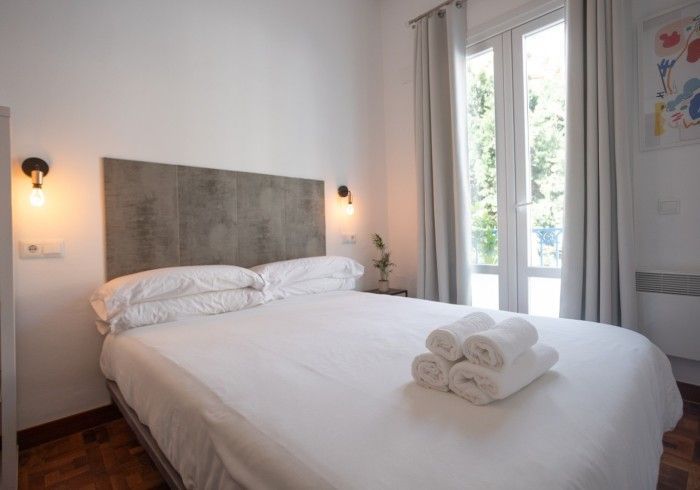 Un dormitorio con una cama grande y dos toallas en la cama.
