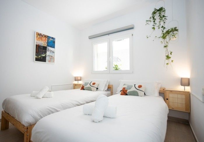 Un dormitorio con dos camas y una ventana.