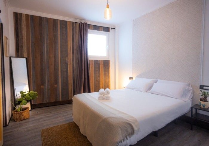 Un dormitorio con una cama grande y un espejo.