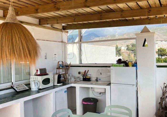 Una cocina con mesa y sillas y un frigorífico.