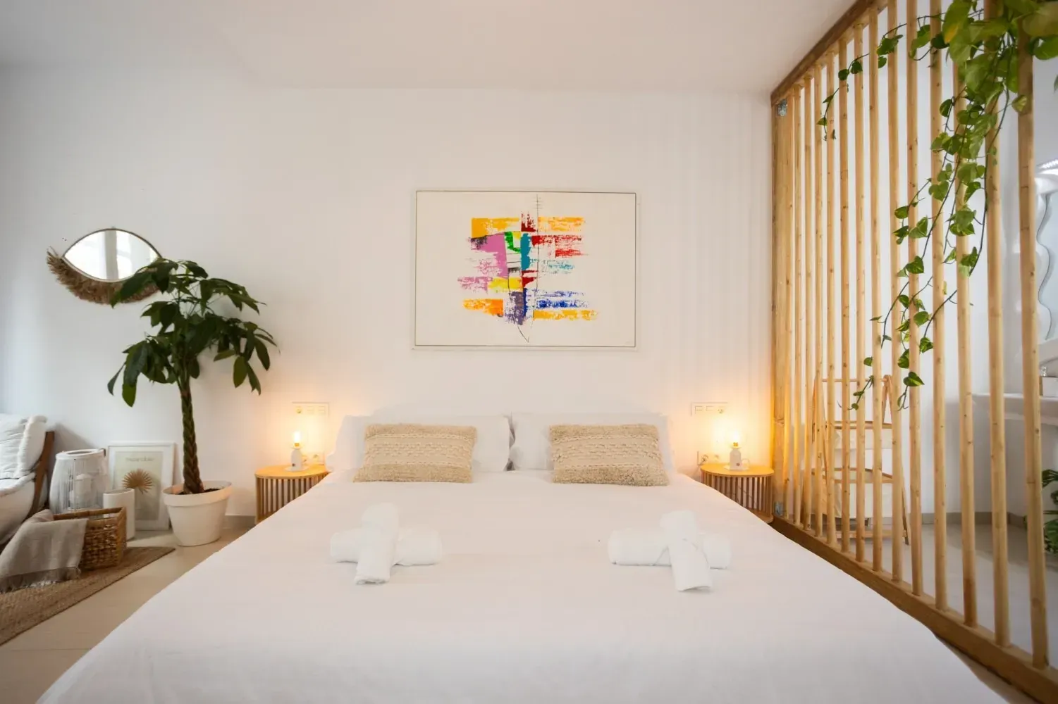 Un dormitorio con una cama grande y una ventana.