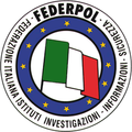 Logo Federpol: bandiera italiana, anello blu con testo in italiano e stelle gialle.