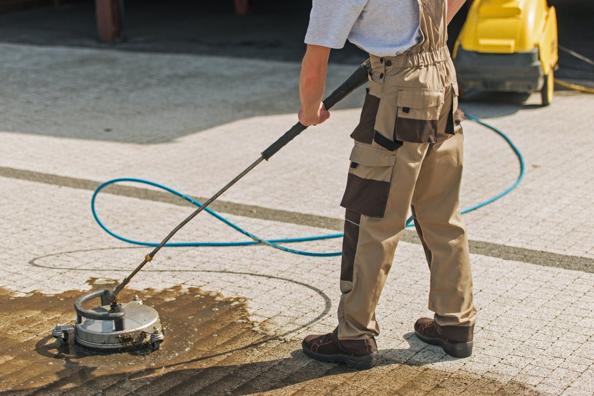 pressure washing company in Fayetteville Arkansas driveway cleaning with surface cleaner