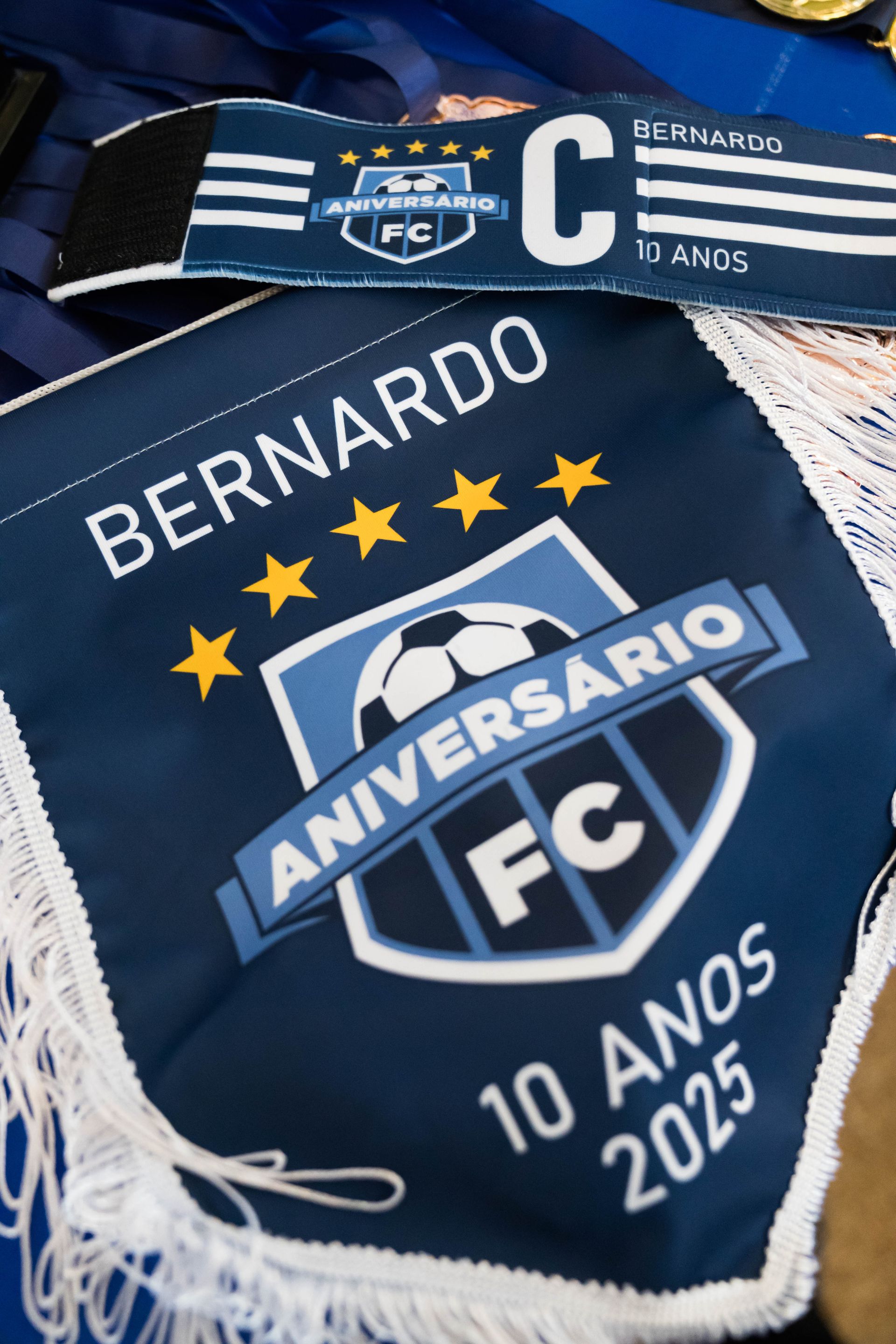 Faixa e cachecol de festa com tema de futebol em azul e branco,