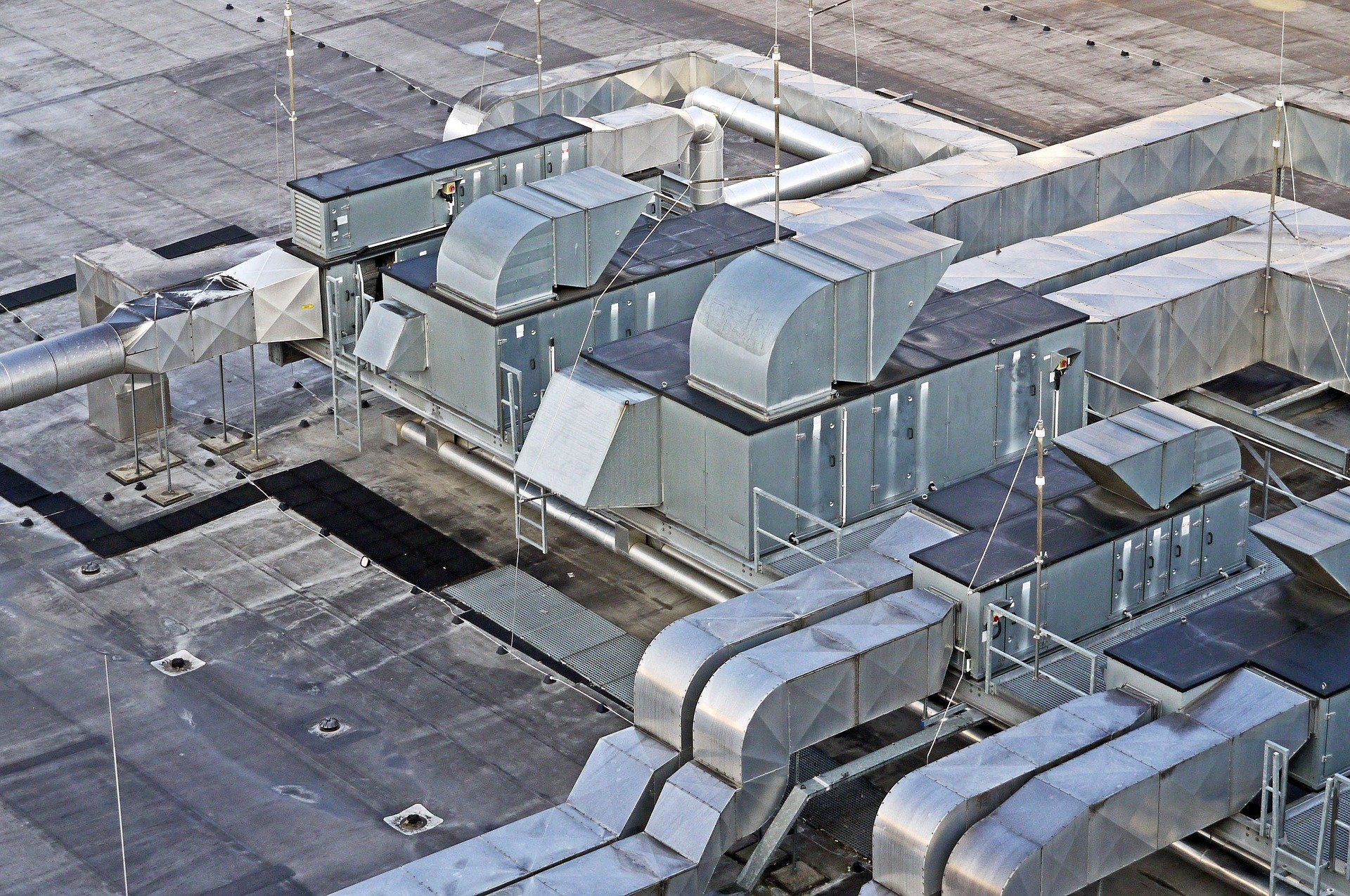 Une vue aérienne d'un bâtiment avec beaucoup de tuyaux et de conduits