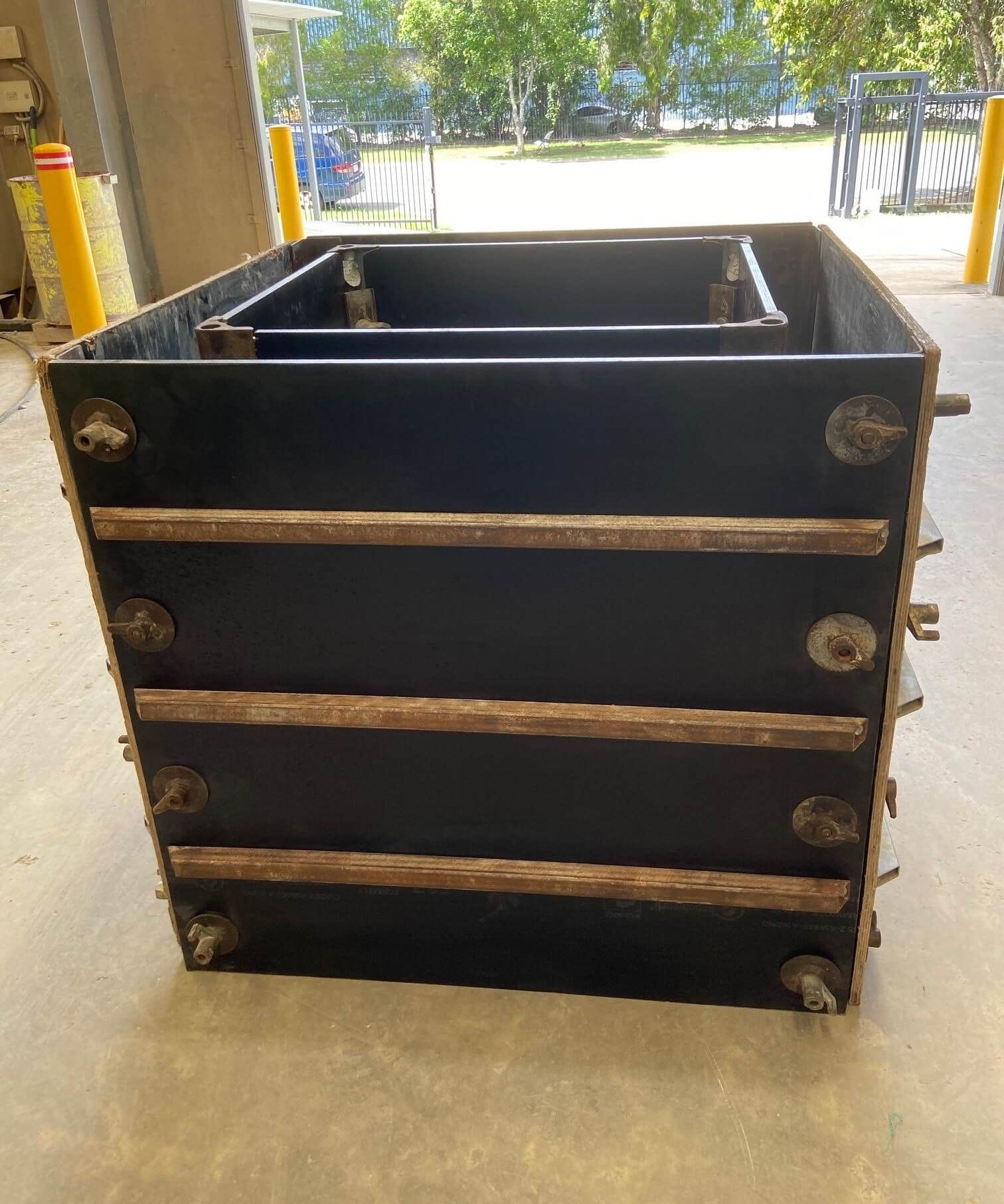 Light duty pit box