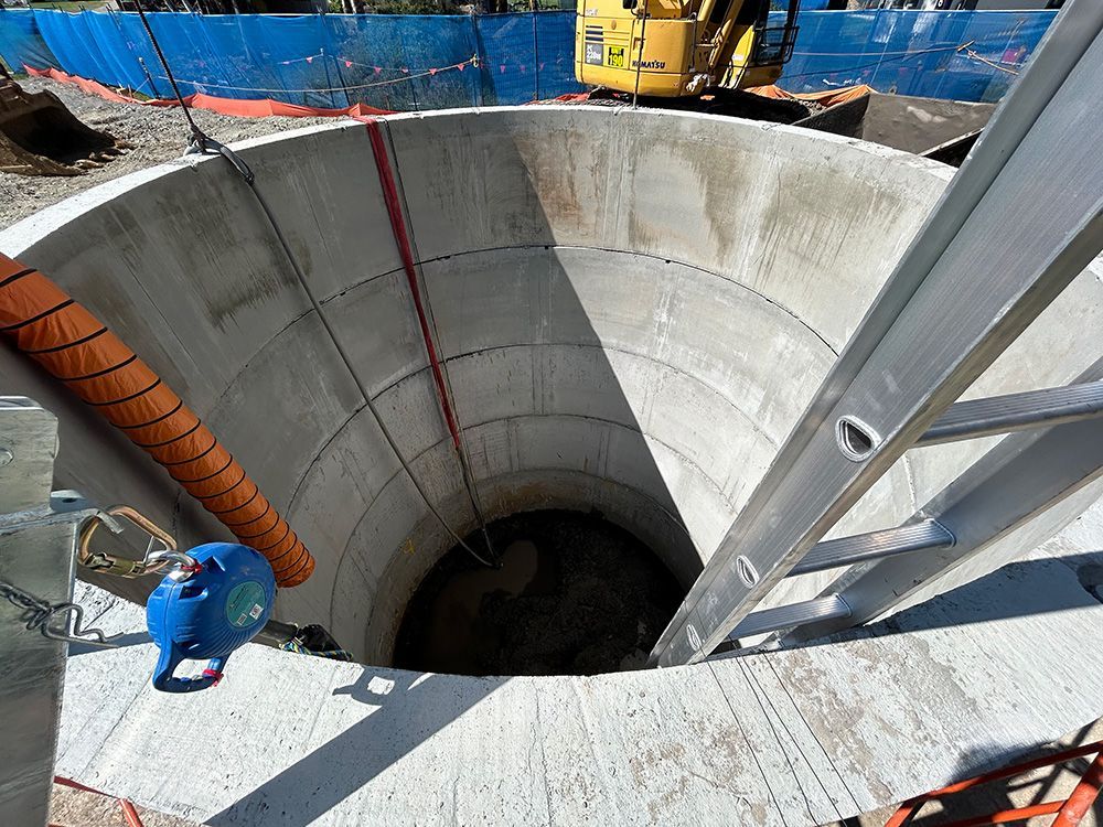 Manhole formwork used to launch tunnel boring machine