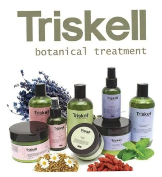 Prodotti per la cura della pelle a base di estratti botanici Triskell, con flaconi, vasetti ed erbe nei colori verde e lavanda.
