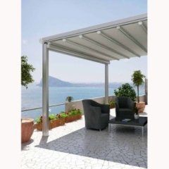 pergola bianca sul mare