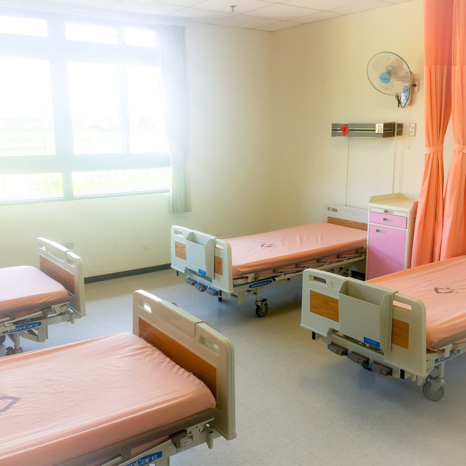 慈心護理之家北斗院區多人房,電動床、獨立床邊櫃與大面採光窗