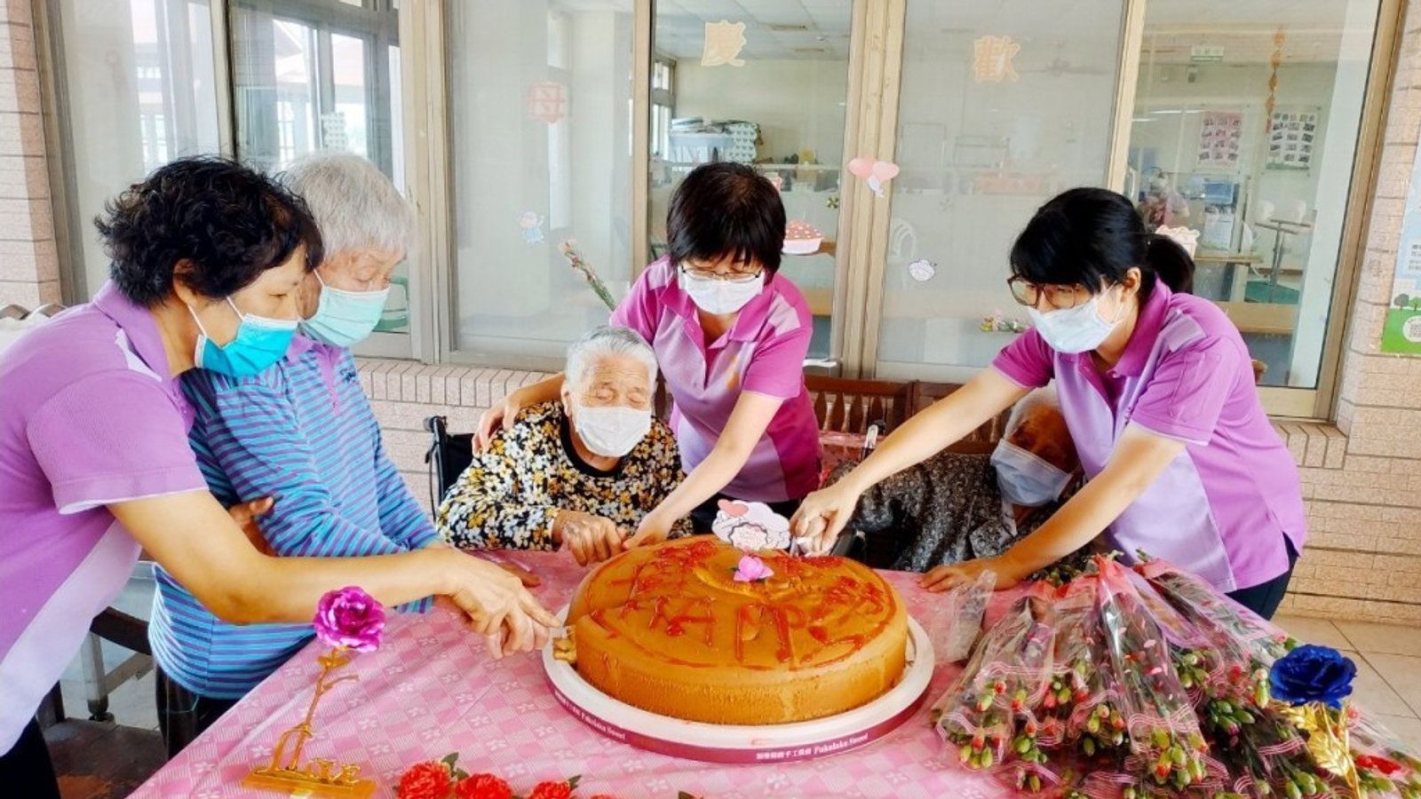 想成為一位照顧服務員?一起來成為家屬的最佳幫手!