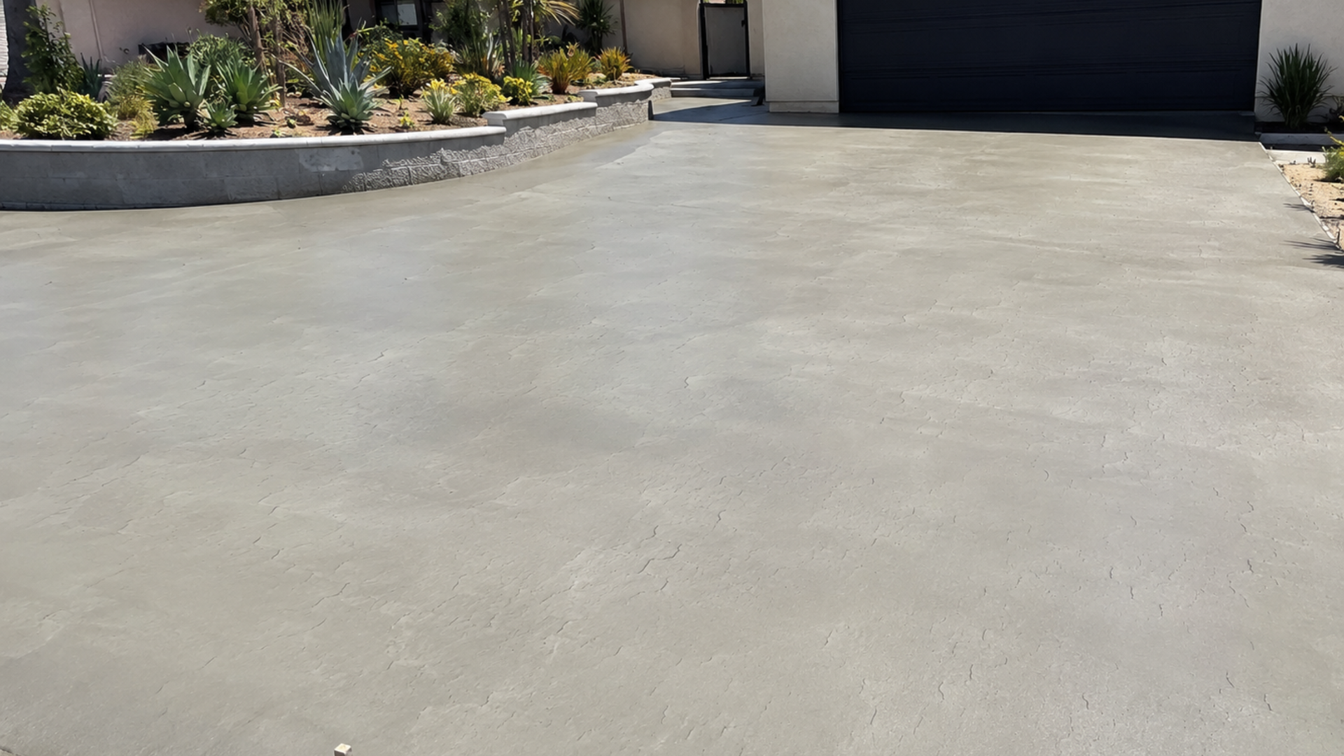 Short irregular plastic shrinkage cracks in newly set concrete