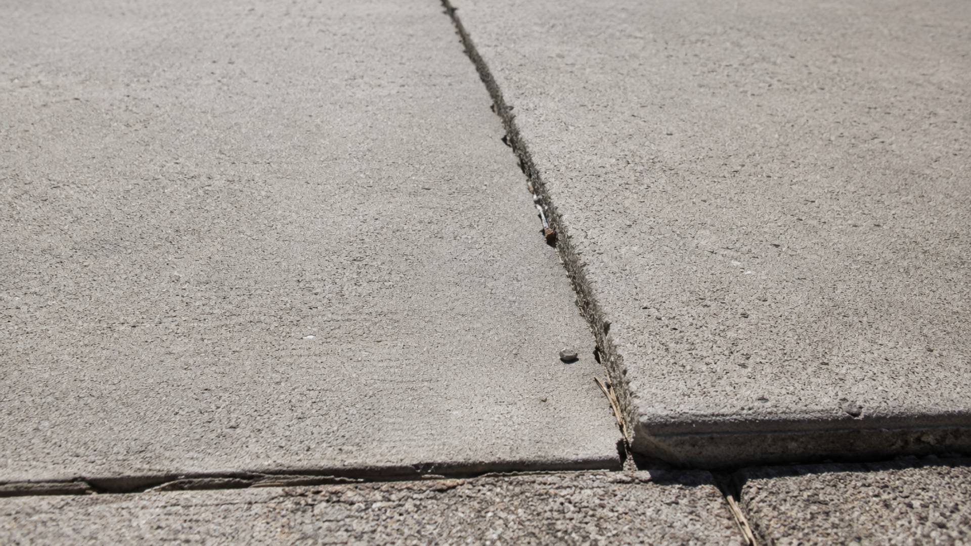 Settlement crack with uneven height between the two sides of a concrete slab