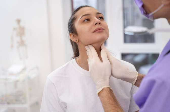 Como saber se a dor é na garganta ou na tireoide Como saber se a dor é na garganta ou na tireoide