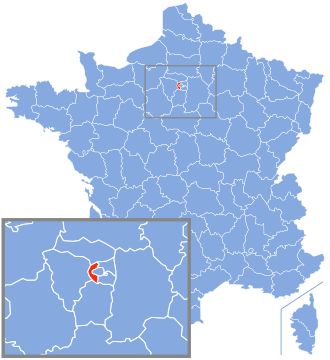 Une carte bleue de la France avec un triangle rouge au milieu